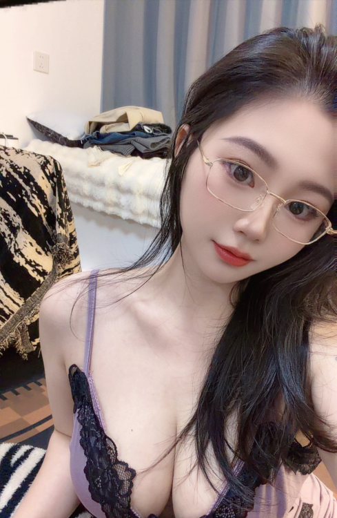 胸大可爱的甜妹妹-买色网
