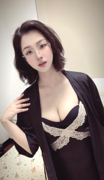 上城反差短发御姐-买色网