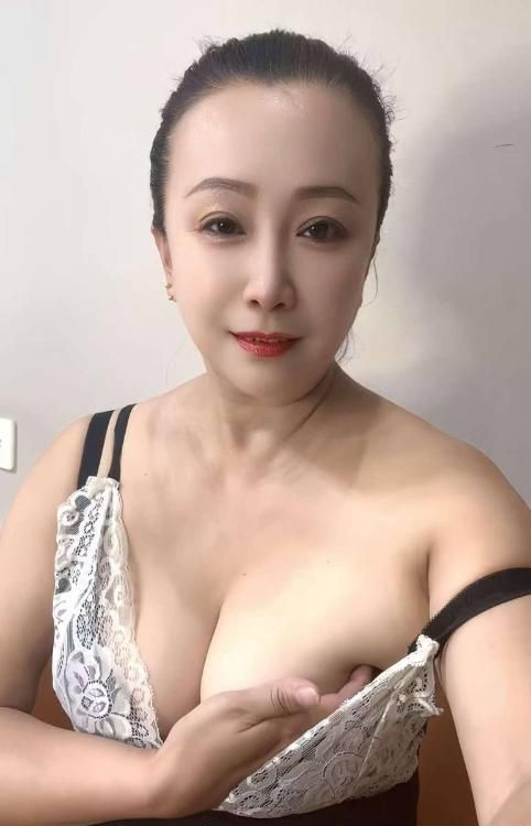 东站风骚翘臀雯雯-买色网