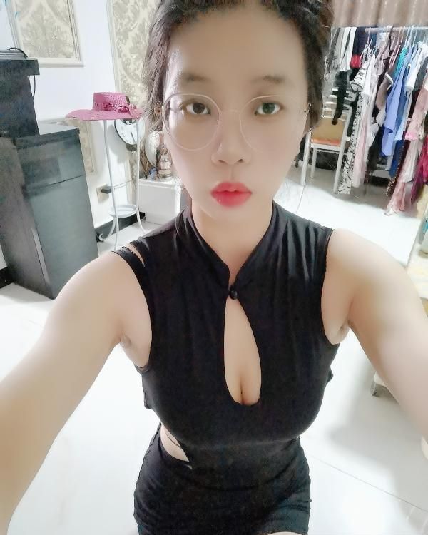 风骚眼镜鱼姐-买色网