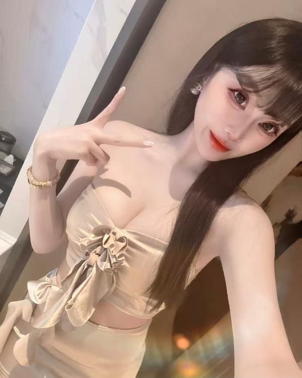 170丰满女模能舌吻-买色网
