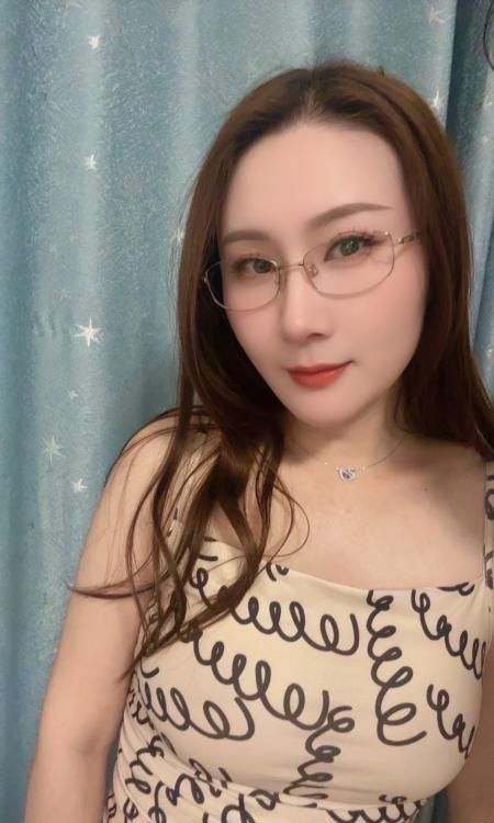 性感波霸少妇配图3