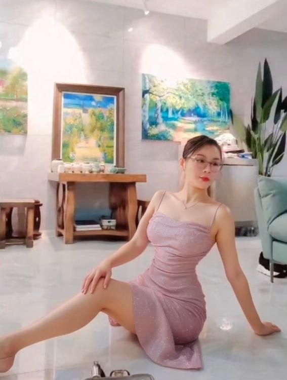 D奶双飞姐妹花配图4