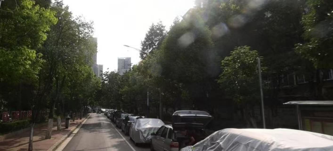 官渡区与盘龙区交汇附近暗巷-买春楼