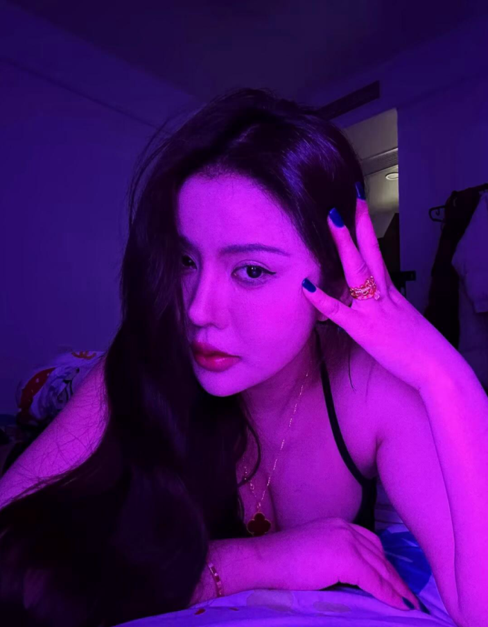 巨乳风情熟女配图2