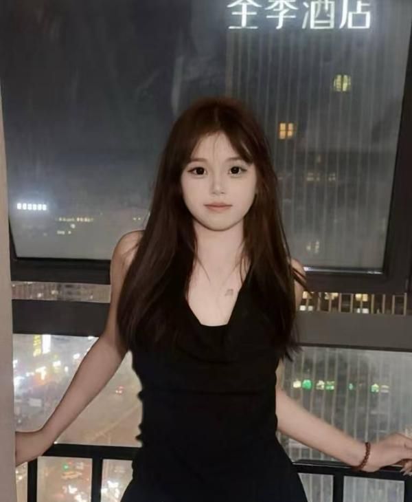 一线天精神小妹配图2