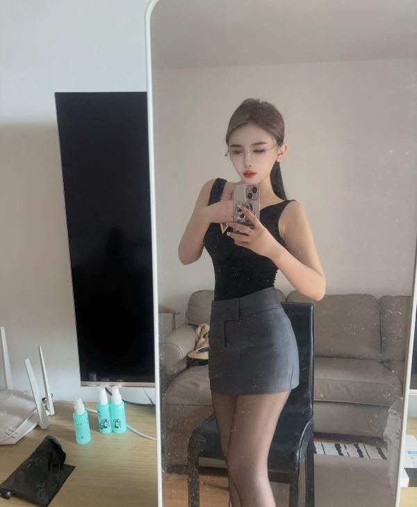 可野战的小美女配图2