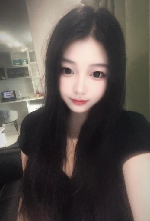 大胸肥臀妹子配图1
