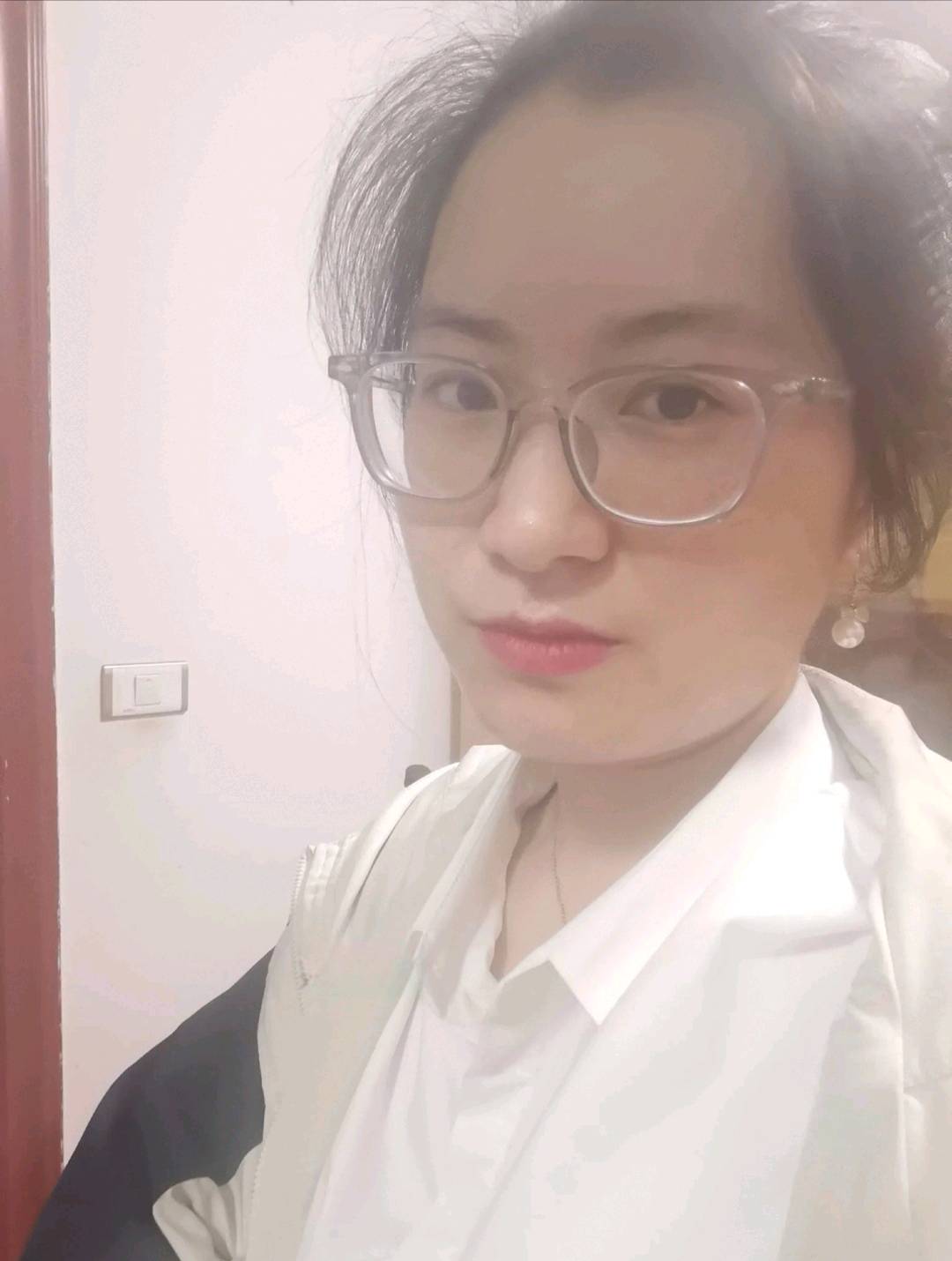 眼镜熟女兼职制服超多-买色网