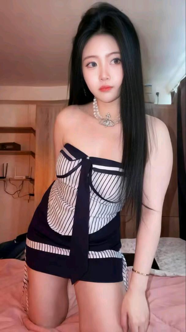 蜀山白衣抹胸包臀妹配图1