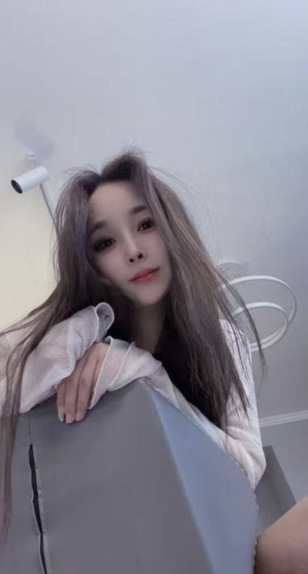 骨感美女可舌吻配图2