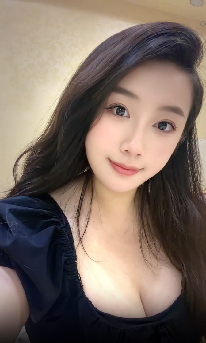 新城区魅惑黑丝巨乳小姨子配图1