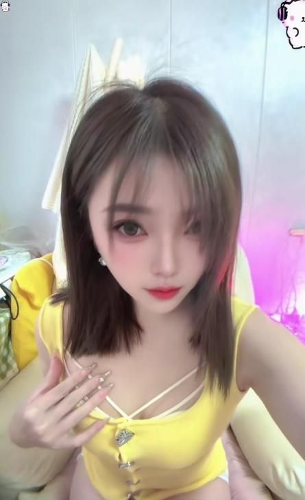 短发美胸白嫩兼职姐姐配图2