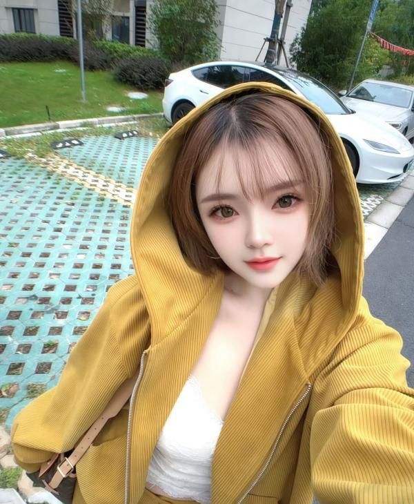 短发美胸白嫩兼职姐姐配图3