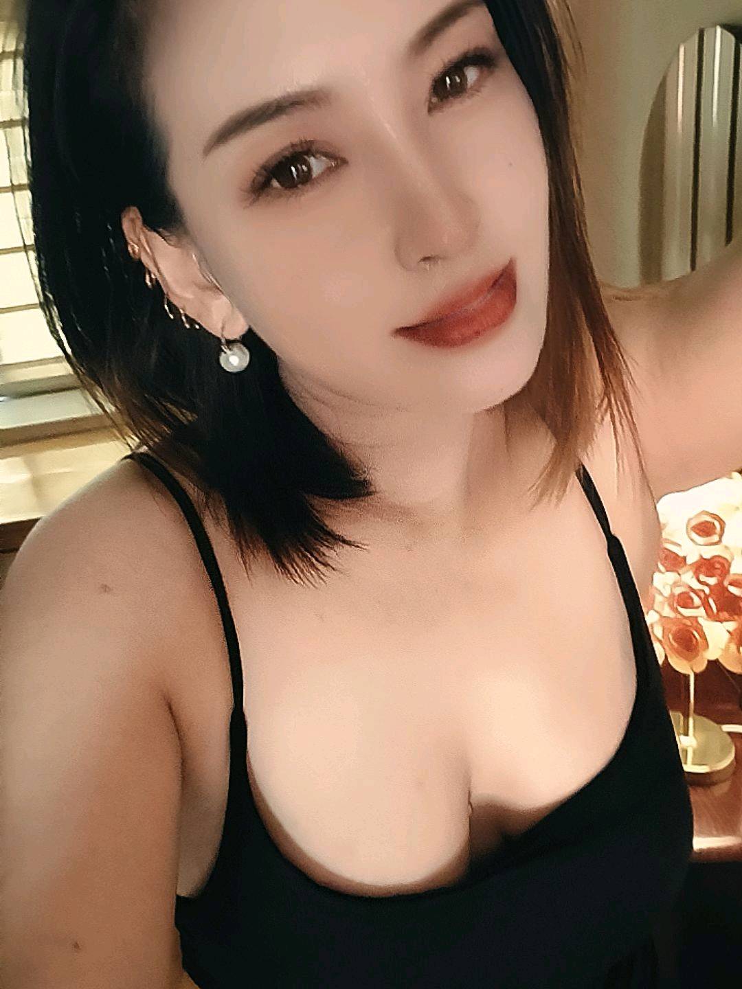 白嫩大屁股性感少妇配图1