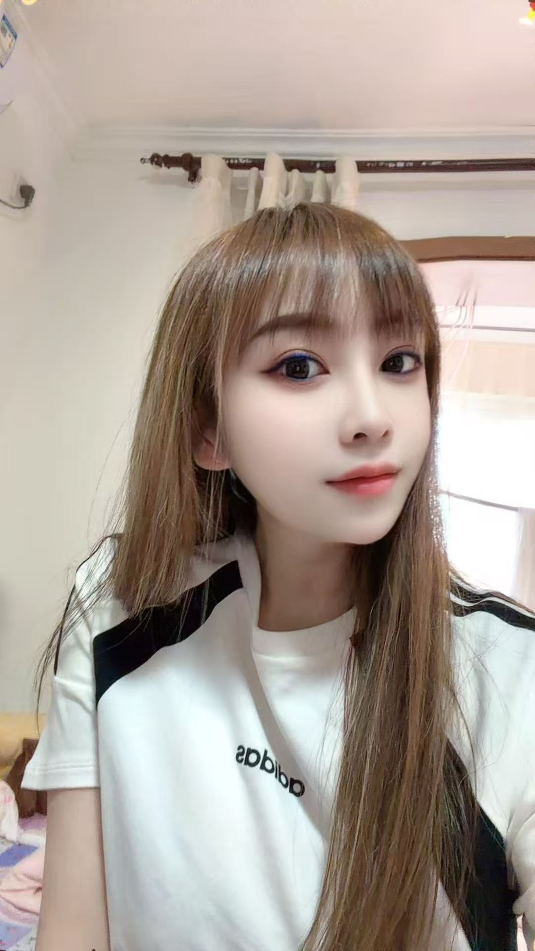 童颜大胸妹子配图2