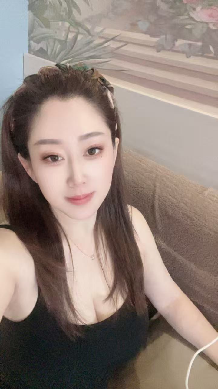 丰满姐姐懂男人配图1
