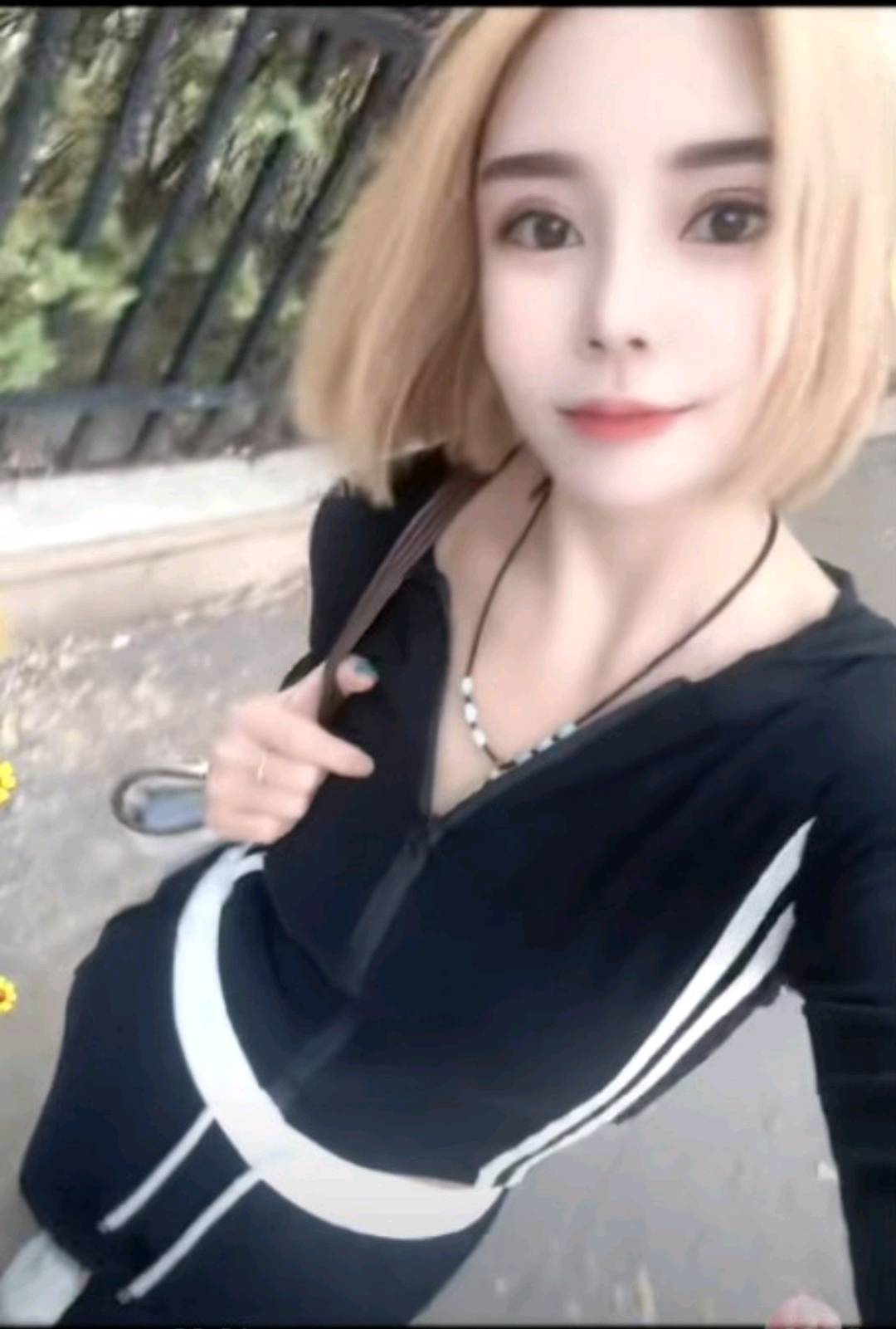 爱喝酒的少妇配图1