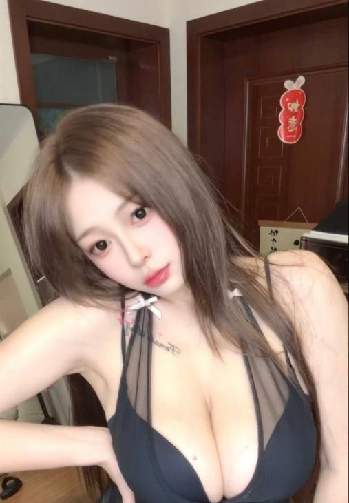 武侯风骚大奶御姐紫儿配图2