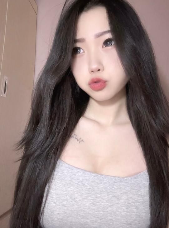 身材曼妙的原装美少女配图1