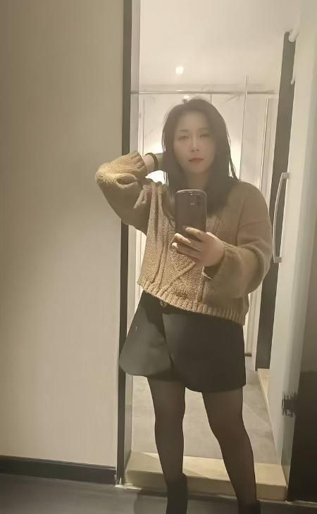 丰满黑丝骚少妇配图1