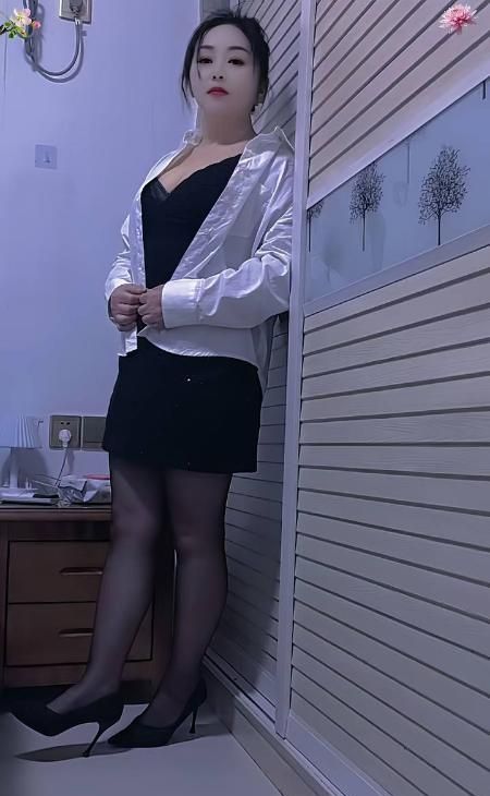 丰满黑丝骚少妇配图2