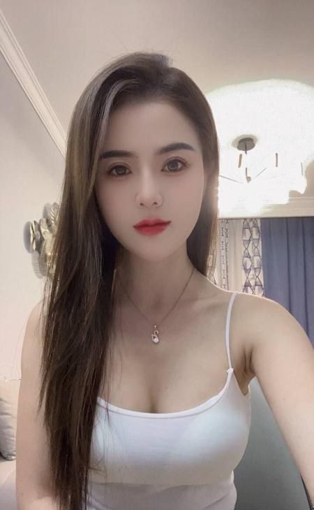 天河白胸肥臀御姐芸汐配图1