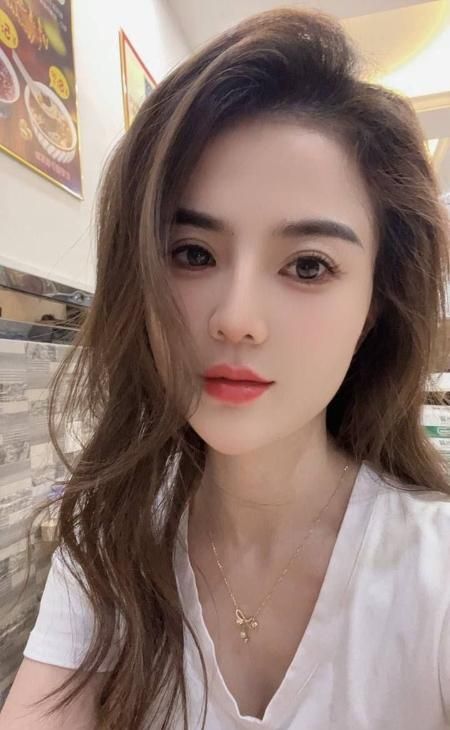 天河白胸肥臀御姐芸汐配图2