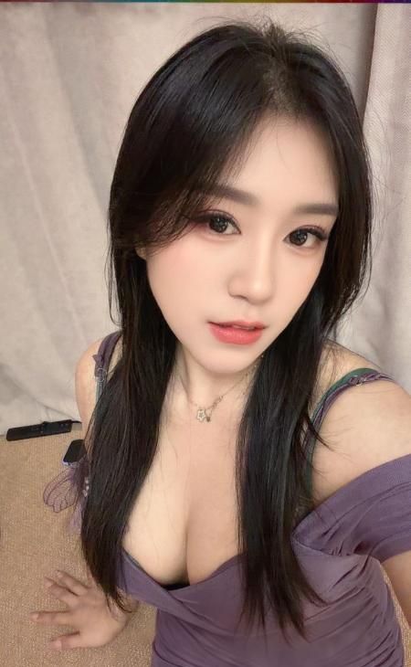 雨花舌吻大胸妹配图4