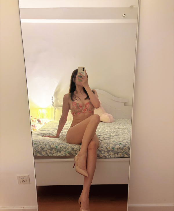 琪琪大美腿配图2