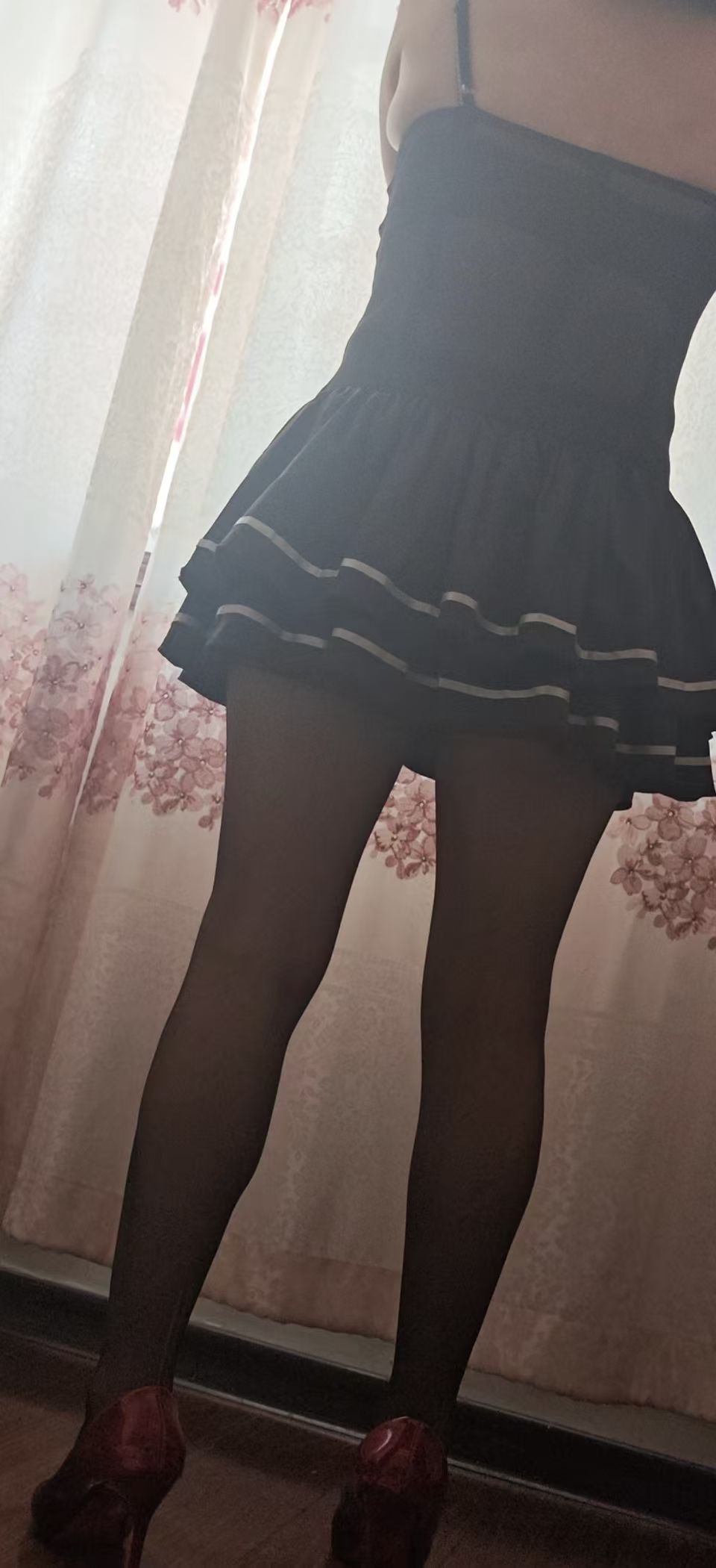 化妆品兼职喷水美女配图3