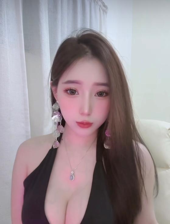 一个过年不休息的美女-品茶社
