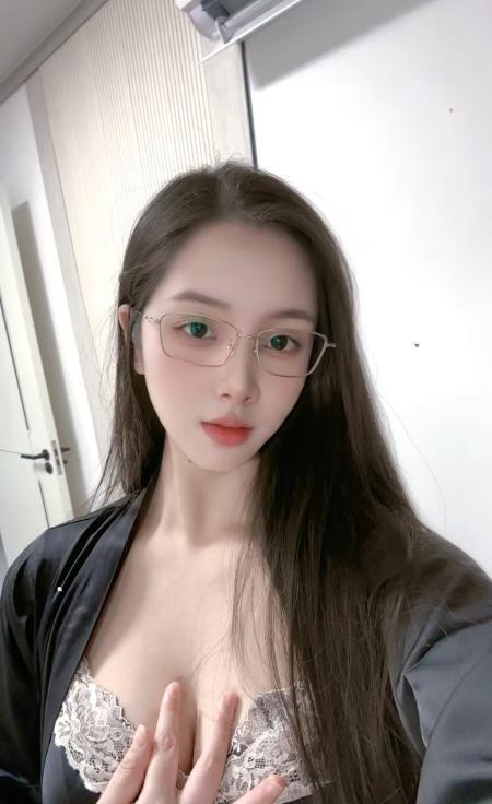 眼镜反差御姐明媚儿-买色网
