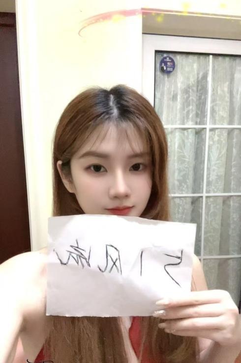 建邺冷白皮美少女-买色网