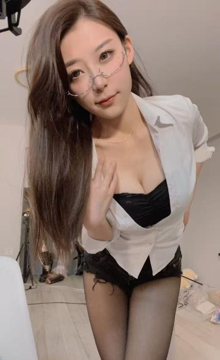 眼镜风骚翘臀妹-买色网