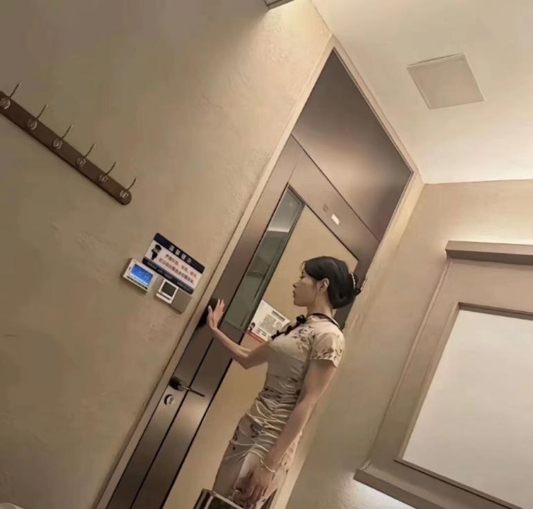 西安嫩模骚妹T台海选-买色网