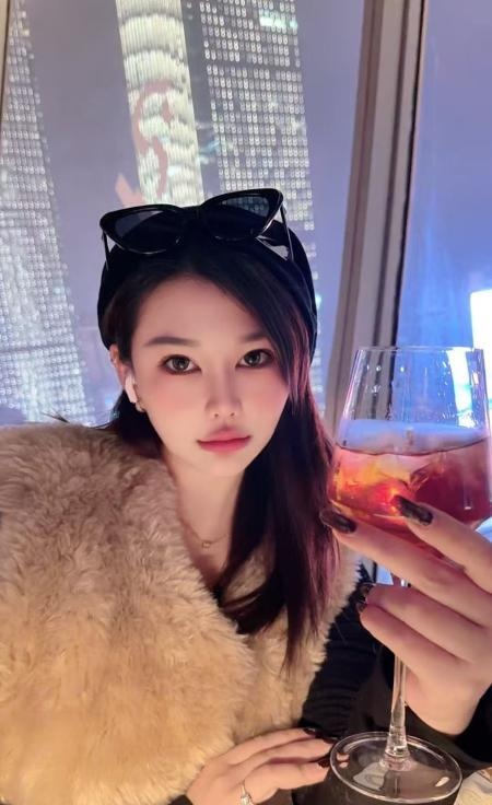 岳麓E奶女神依依-买色网