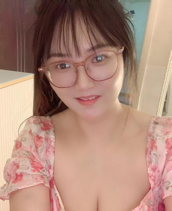 服务型大奶眼睛妹-买色网