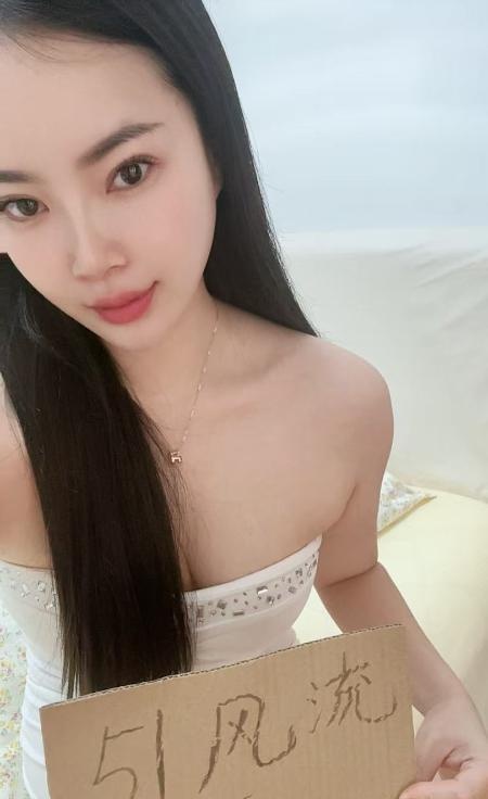 放得开的大胸少妇-买色网