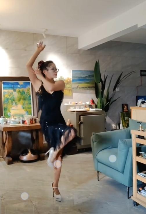 双飞舞蹈姐妹腰细胸大-买色网